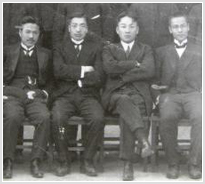 1922년 3월 18일 중앙고보 제1회 졸업기념사진 왼쪽부터 인촌 김성수, 각천 최두선, 고하 송진우, 기당 현상윤이다