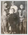 12살 소년단장 시절(1932, 맨 오른쪽이 김수영 시인