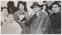 만내 여동생 송자의 졸업식 때 (1966, 왼쪽부터 부인,어머니,김수명,김수영시인, 남동생 수환)